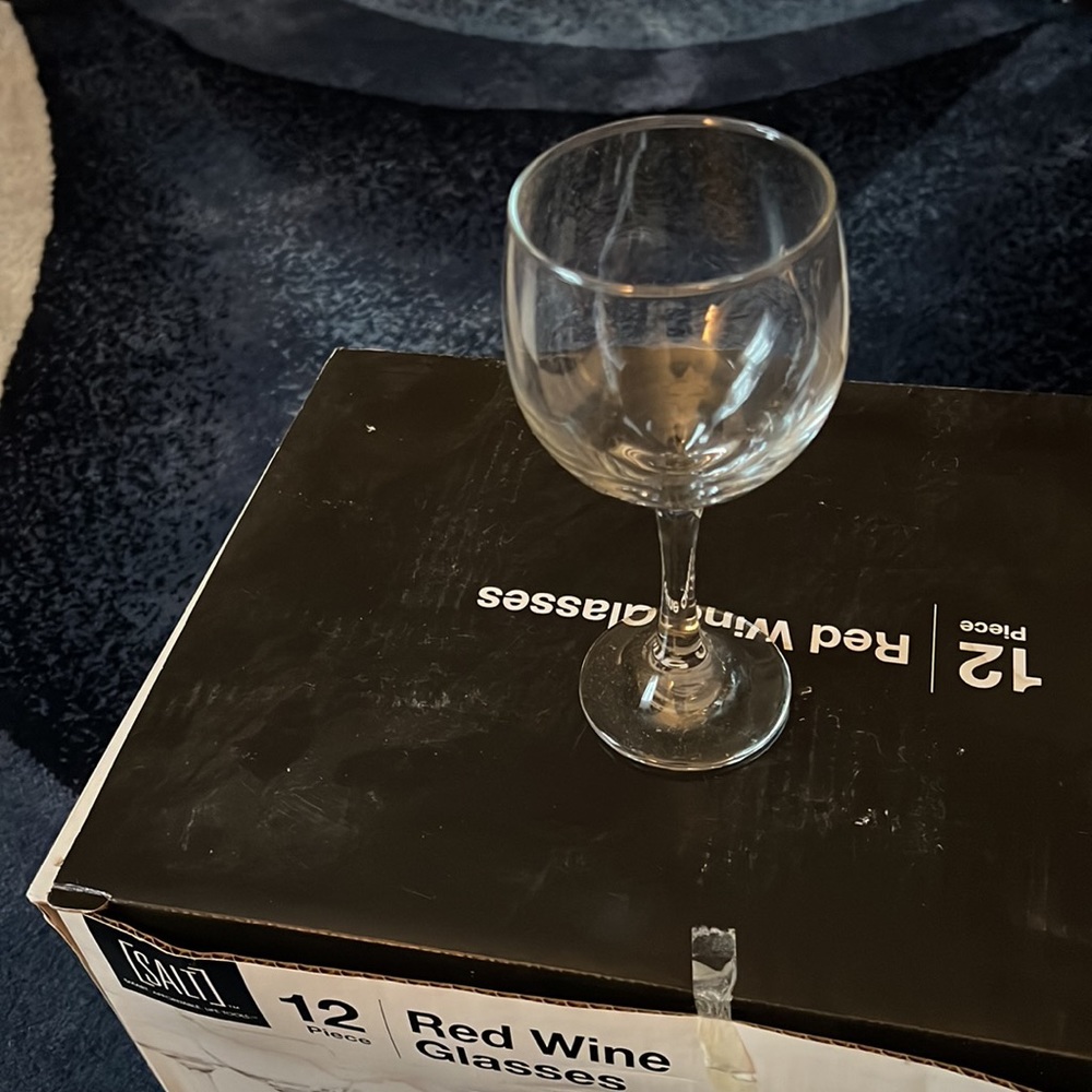 Set of 6 Clear, red wine glasses